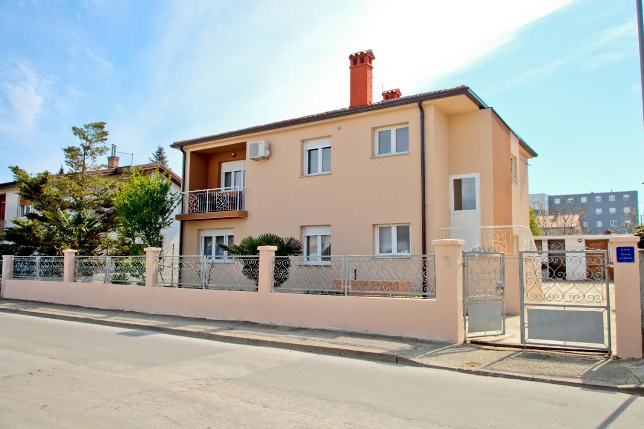 Apartment Kris Pula Luaran gambar